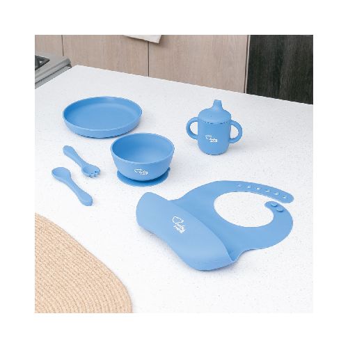 Set ideal para bebés que comienzan a comer; incluye babero ajustable con bolsillo para migajas, vaso, 2 cubiertos, bowl y plato antiderrapantes.  